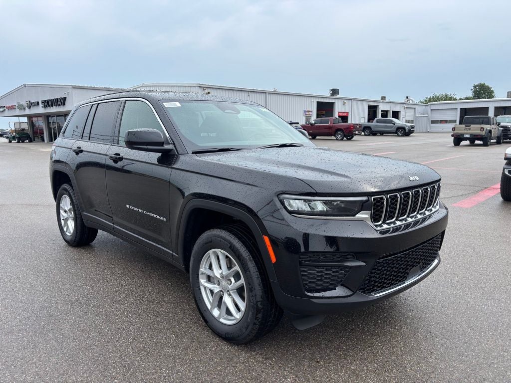2025 Jeep Grand Cherokee GRAND CHEROKEE LAREDO X 4X4